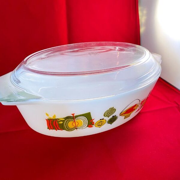 Grote ovenschaal met deksel, 524 JAJ / Pyrex England met groenten in oranje, geel en groen