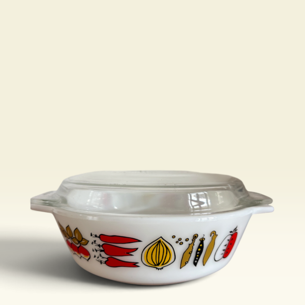 Kleine ovenschaal met deksel, 505 JAJ / Pyrex England met groenten in oranje, geel en groen