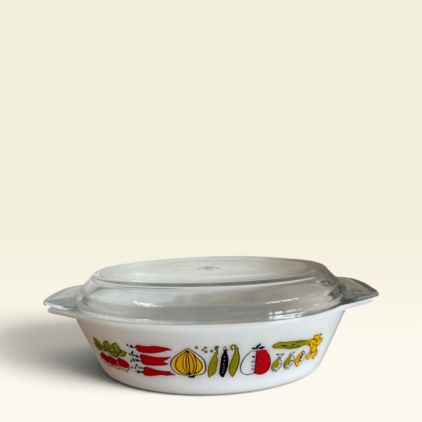 Grote ovenschaal met deksel, 524 JAJ / Pyrex England met groenten in oranje, geel en groen